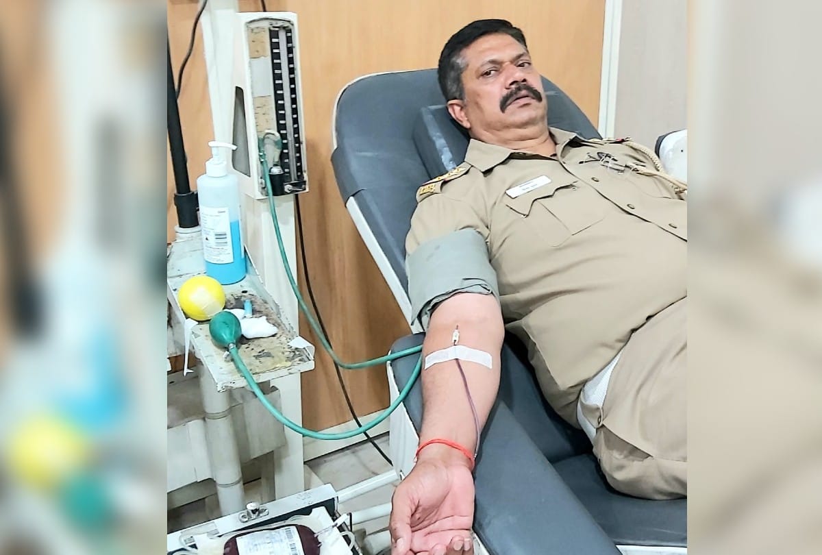 Police inspector blood donate to kidney patient during lockdown in agra