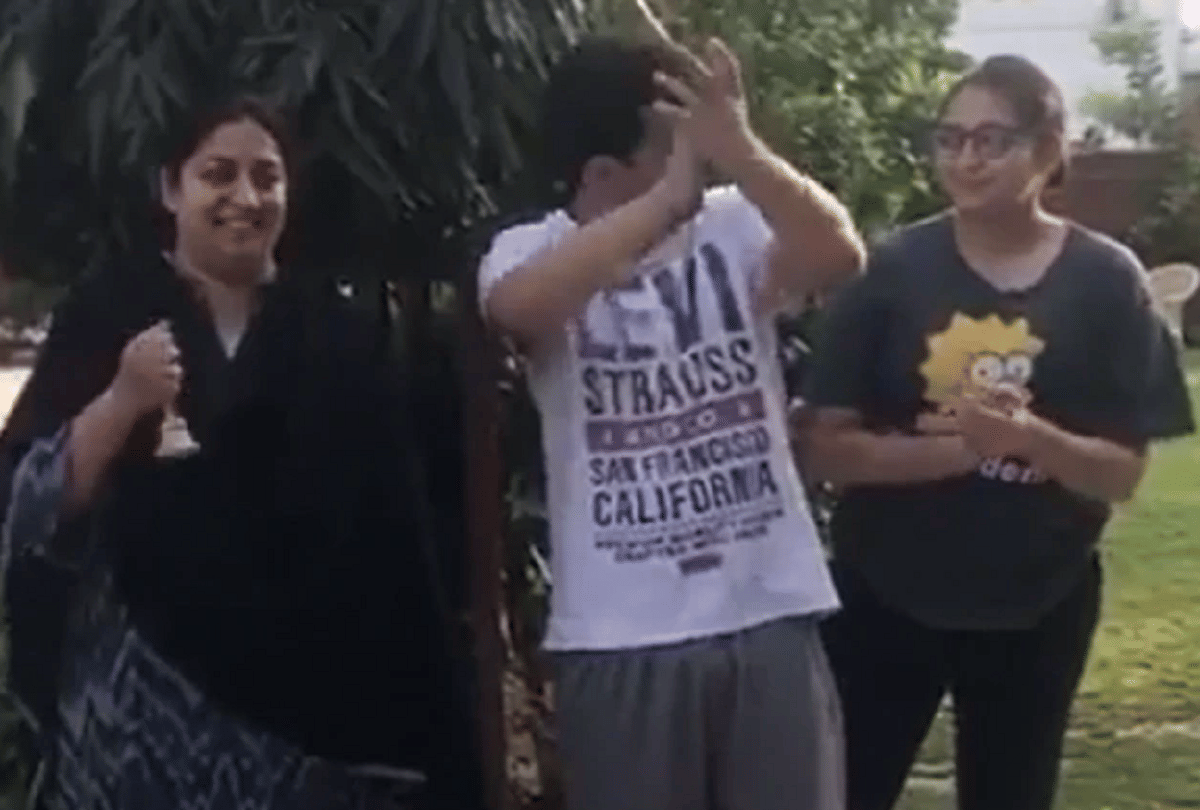 smriti irani clap for corona warriors with kids video viral