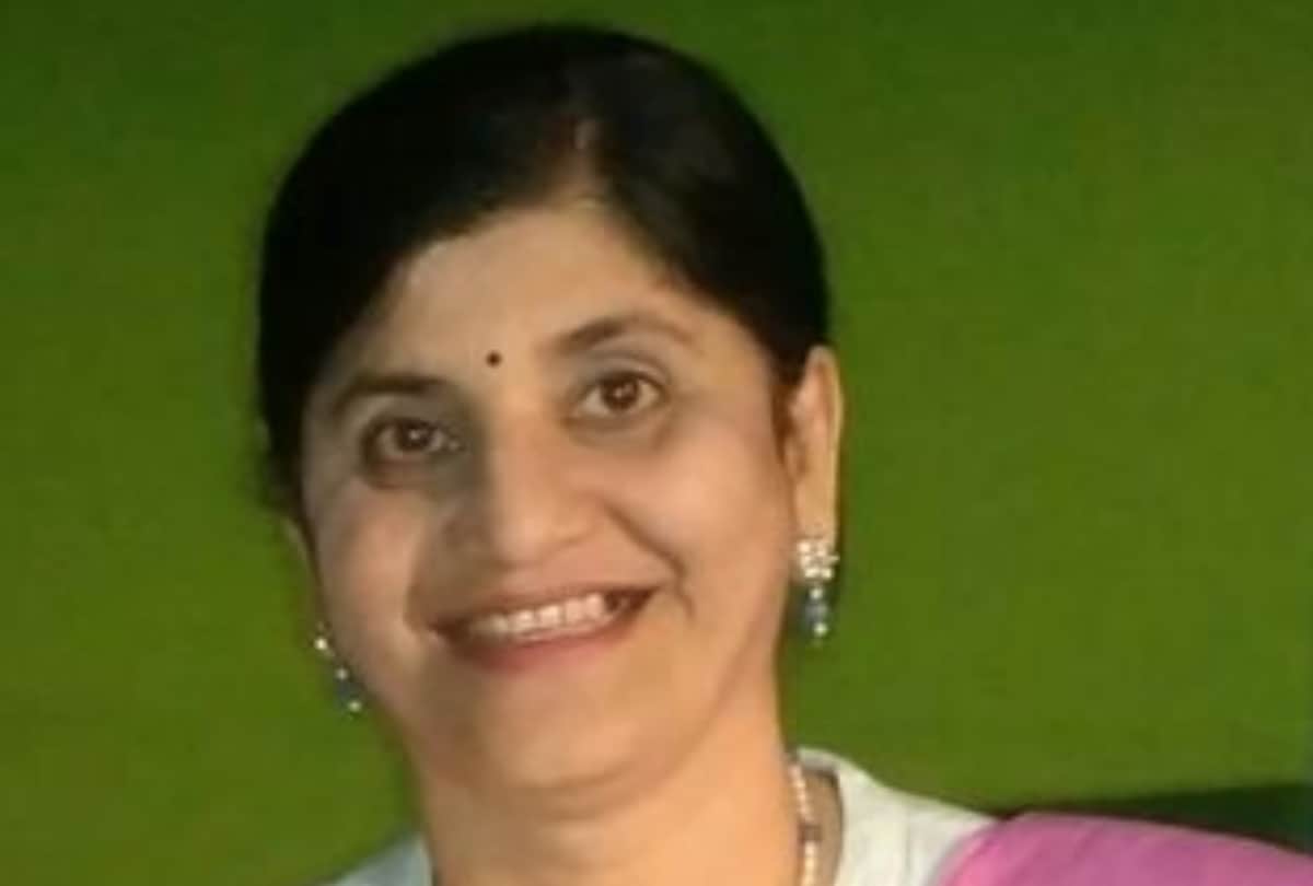 swati bedekar makes cheaper sanitary pads and her husband made its disposable machine