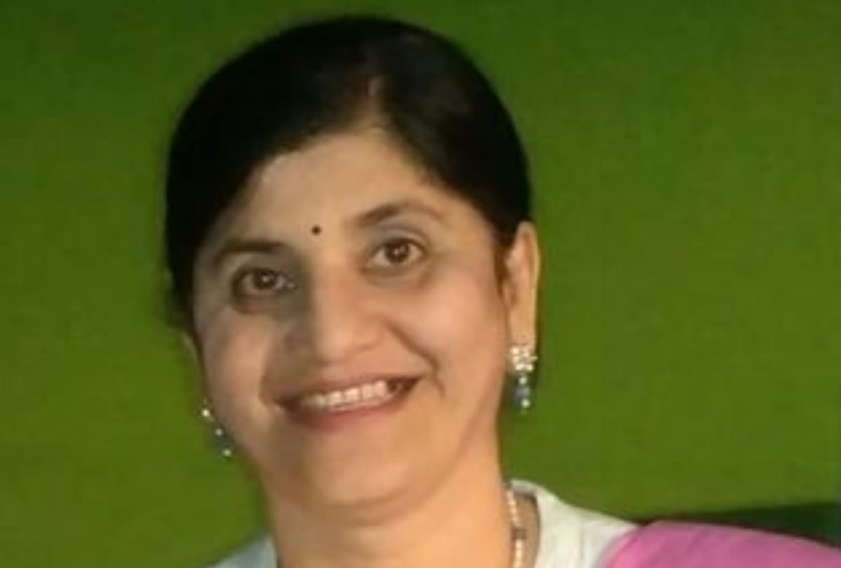 swati bedekar makes cheaper sanitary pads and her husband made its disposable machine