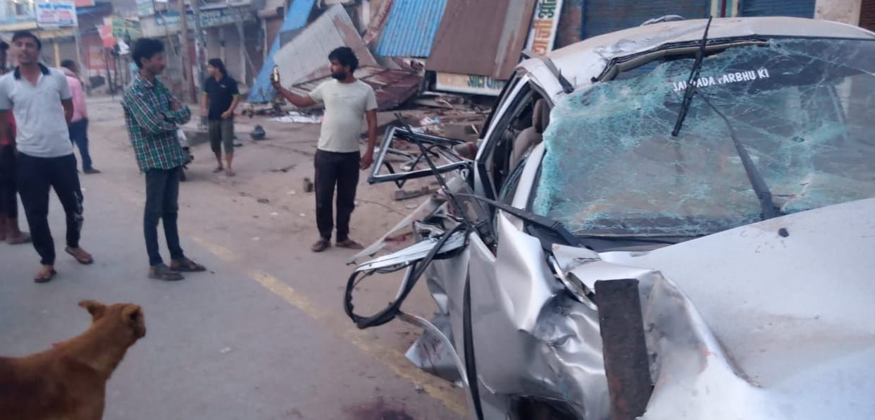 innova collides with car poles and shops, 1 dead