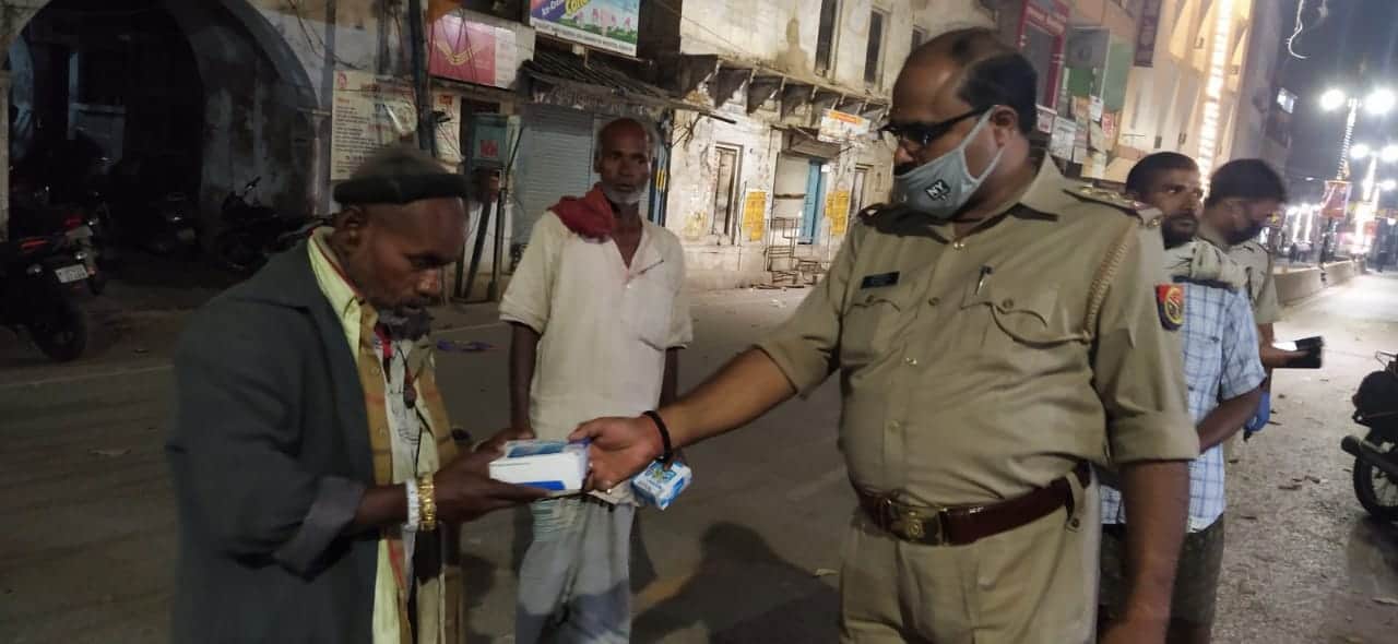 लंच पैकेट देती पुलिस