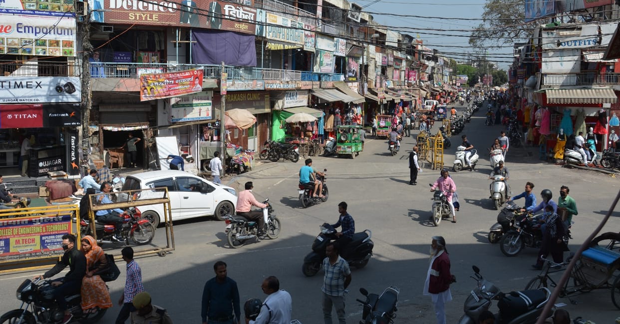Traders help in reducing the crowds in the markets