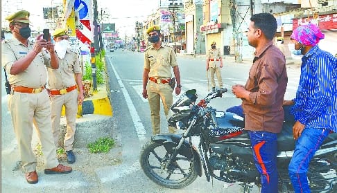 Police should not stop newspapers vehicles, hawkers should not have any problem