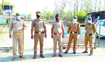 police beaten by bjpians