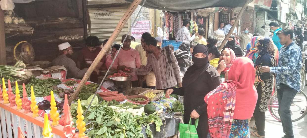 Market crowds over lock down