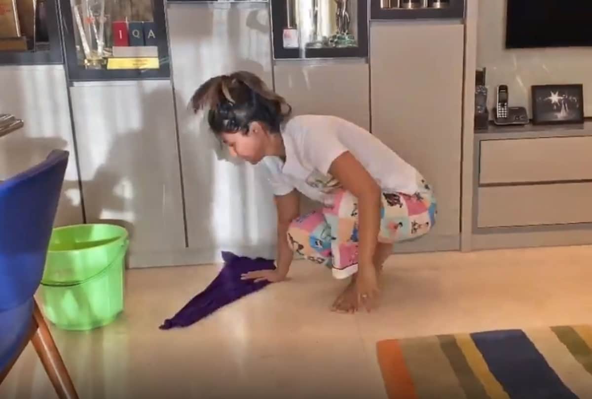 coronavirus covid 19 impact as Hina Khan video is viral of mopping the floor
