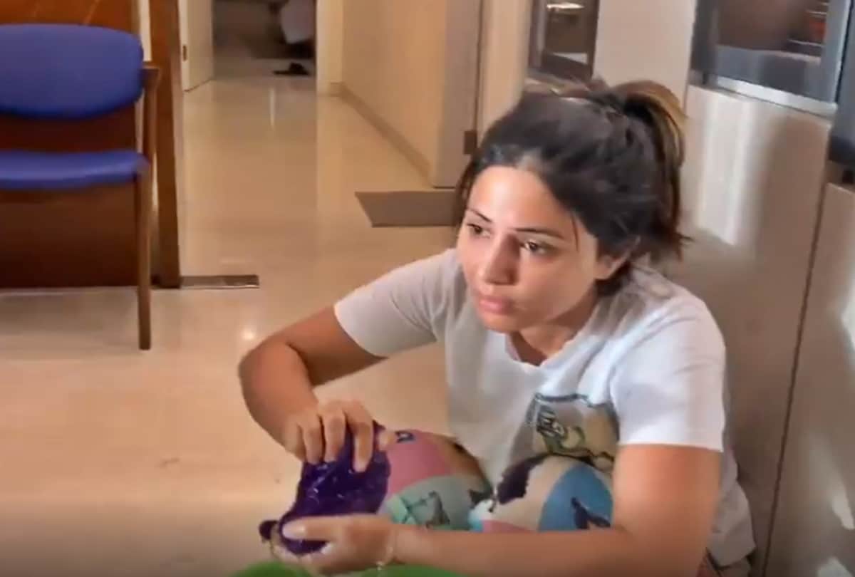 coronavirus covid 19 impact as Hina Khan video is viral of mopping the floor