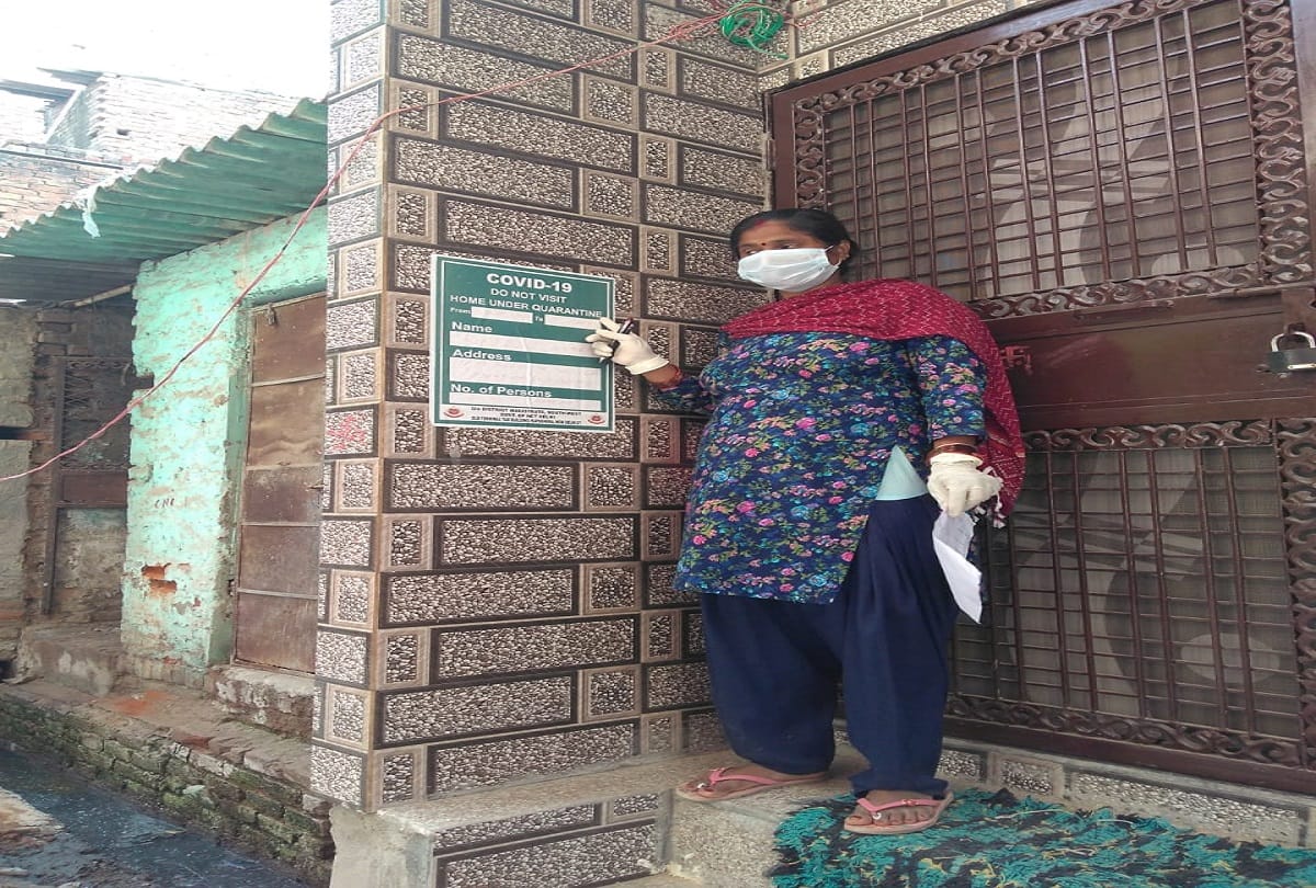 Posters placed outside the house of suspected corona patients in Delhi