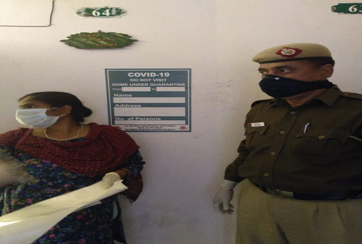 Posters placed outside the house of suspected corona patients in Delhi