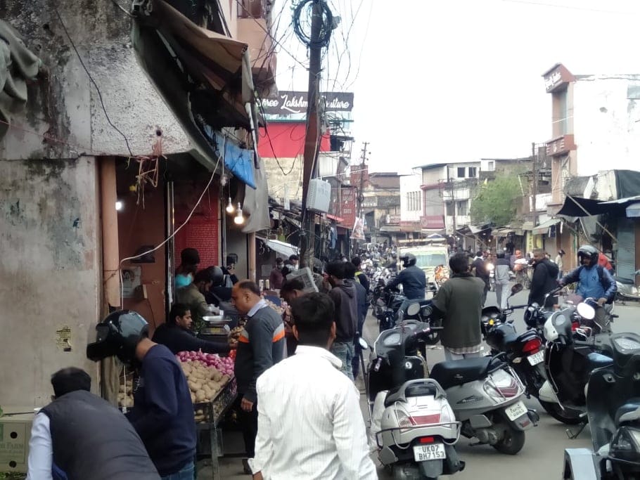Lockdown in Uttarakhand News Update: curfew like condition, public rush in early morning
