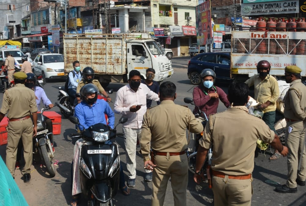 Police took hard actions for violations of lock down in lucknow.