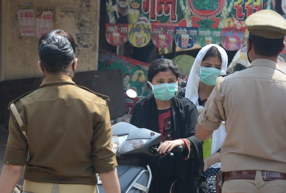 Police took hard actions for violations of lock down in lucknow.