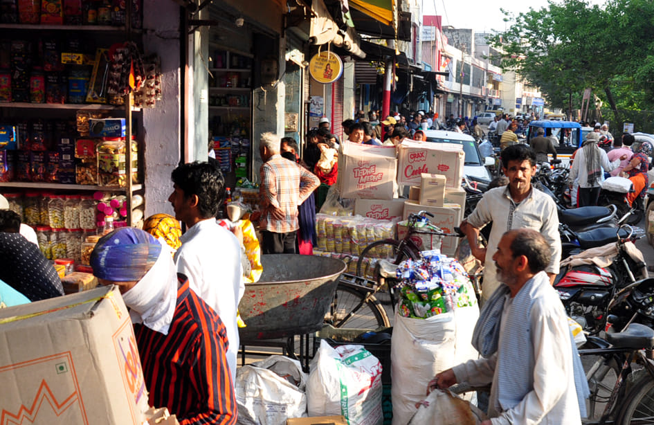 Crowd in Mandi, rates of fruits and vegetables increased