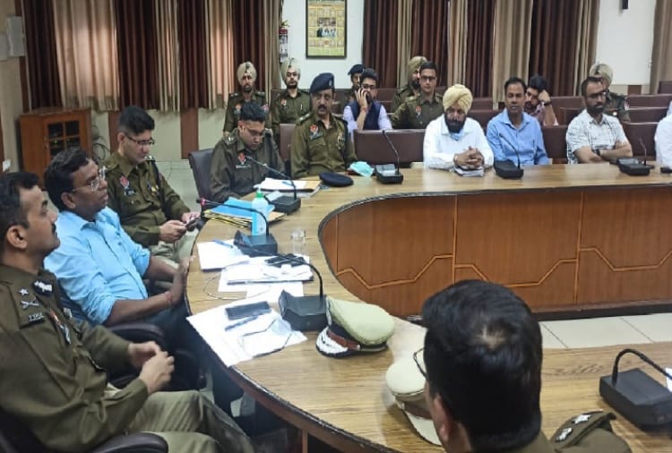 Corona virus in Punjab: Social distancing did not show in the administration meeting in Ludhiana