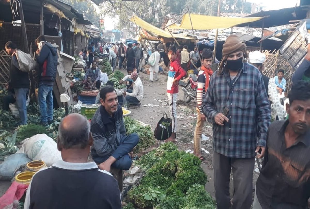 UP lockdown in wake of corona virus still many people comes out for shopping essentials