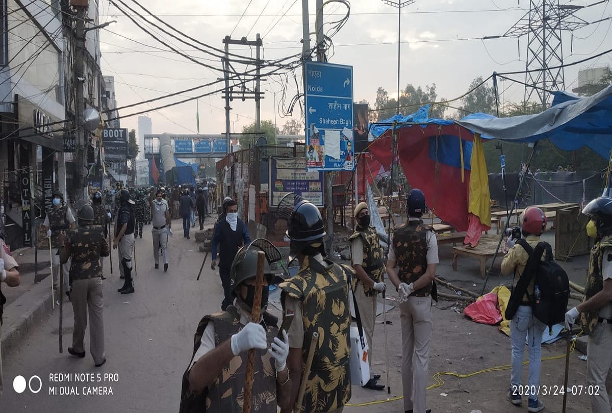 Shaheen bagh protest site cleared by delhi police amidst lockdown in wake of corona virus