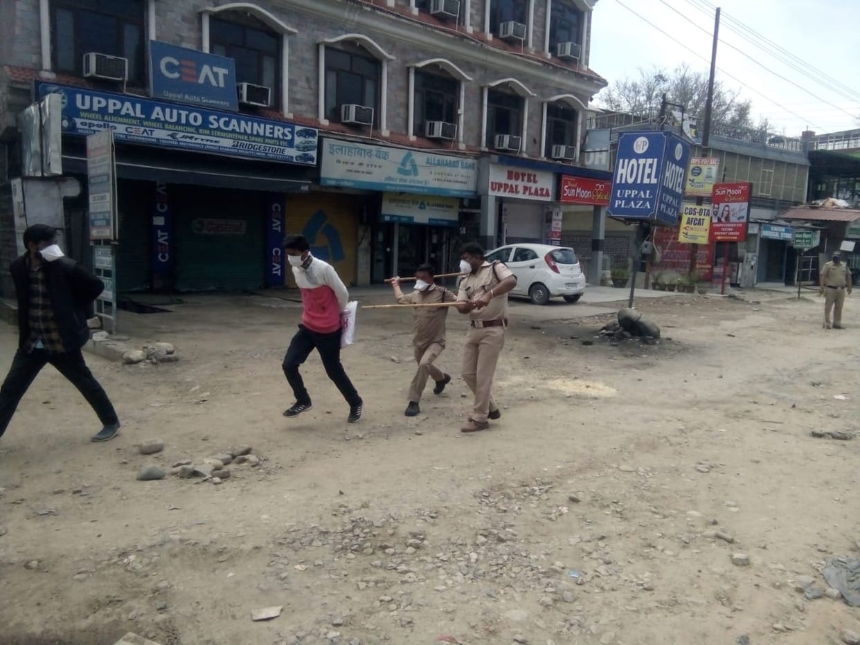 Lockdown in Uttarakhand News Update: police beaten public who walk on roads for no reason