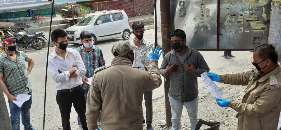 Lockdown in Uttarakhand News Update: police beaten public who walk on roads for no reason