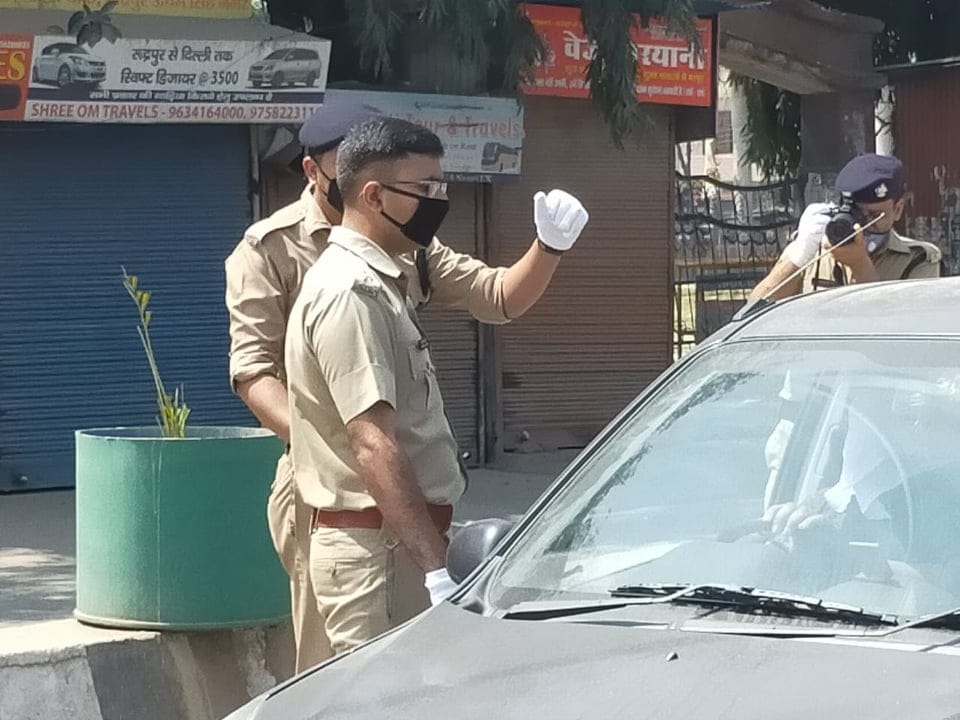 Lockdown in Uttarakhand News Update: police beaten public who walk on roads for no reason