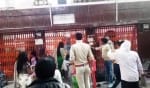 बुधवार को लॉकडाउन होने के दौरान पैमेश्वर गेट स्थित माता का मन्दिर बंद कराती पुलिस