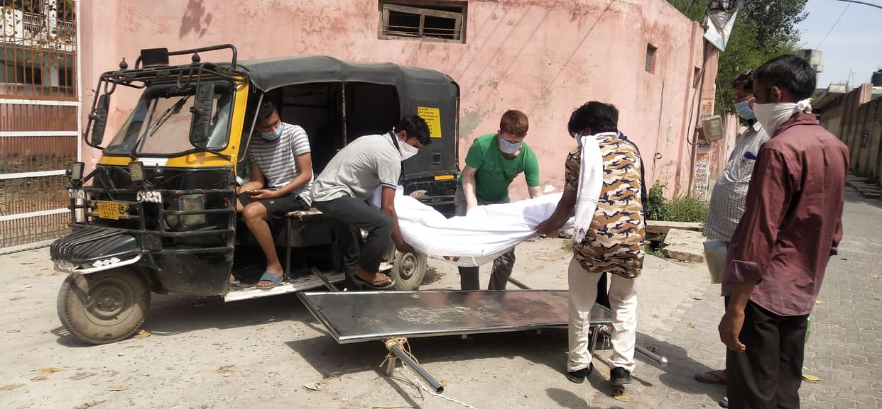 Corona Virus, Dead Body Reached at Crematorium in auto rickshaw