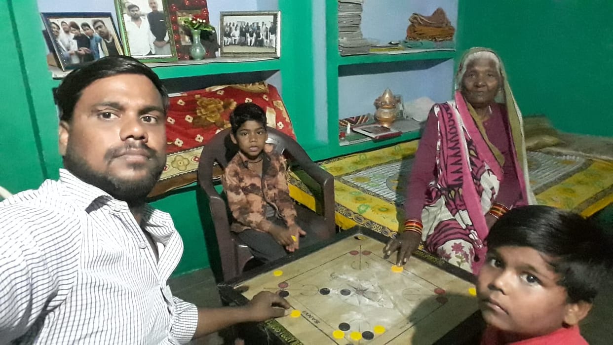 lockdown in home , playing chess, ceram