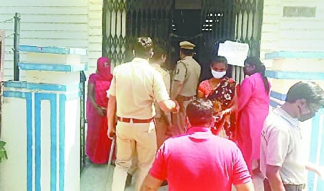Women rushed to the bank to provide financial help, the police drove away