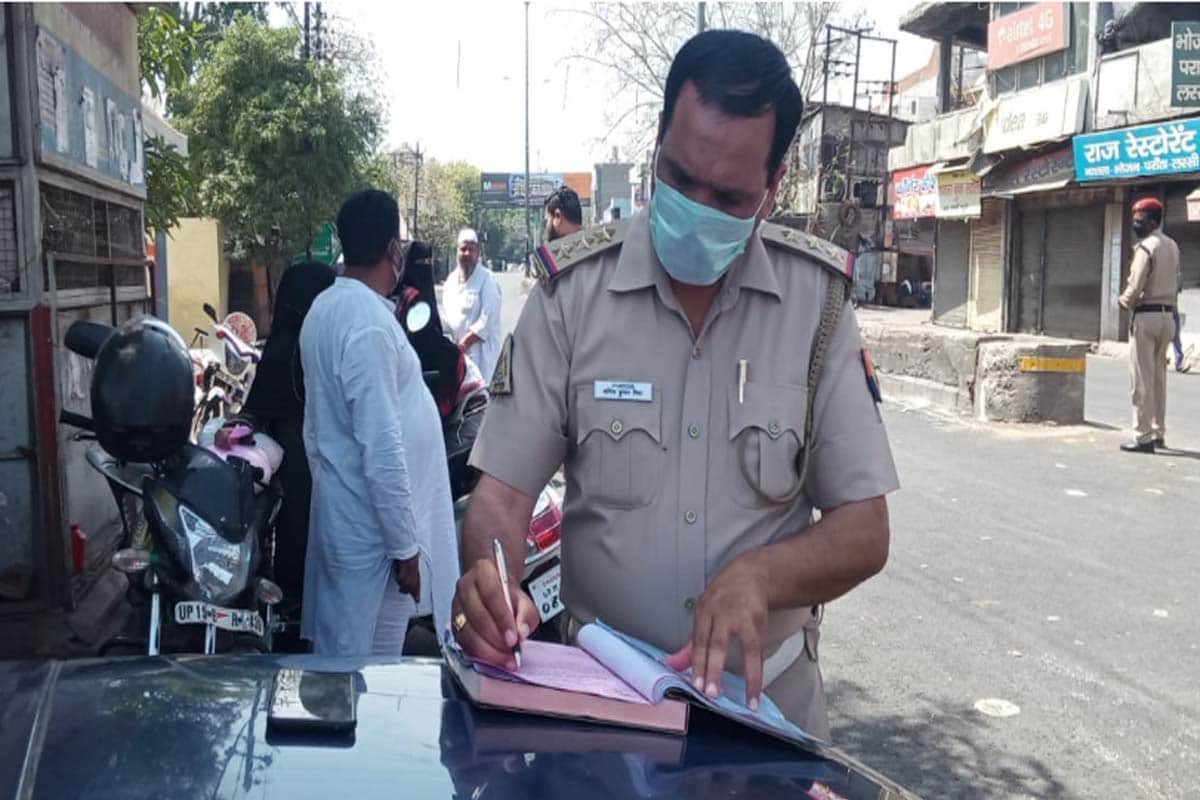 Coronavirus in india: Meerut police sanitizing their sticks for people of rules breaker of the lockdown