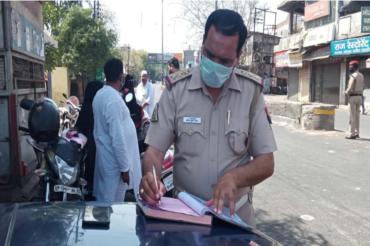 Coronavirus in india: Meerut police sanitizing their sticks for people of rules breaker of the lockdown