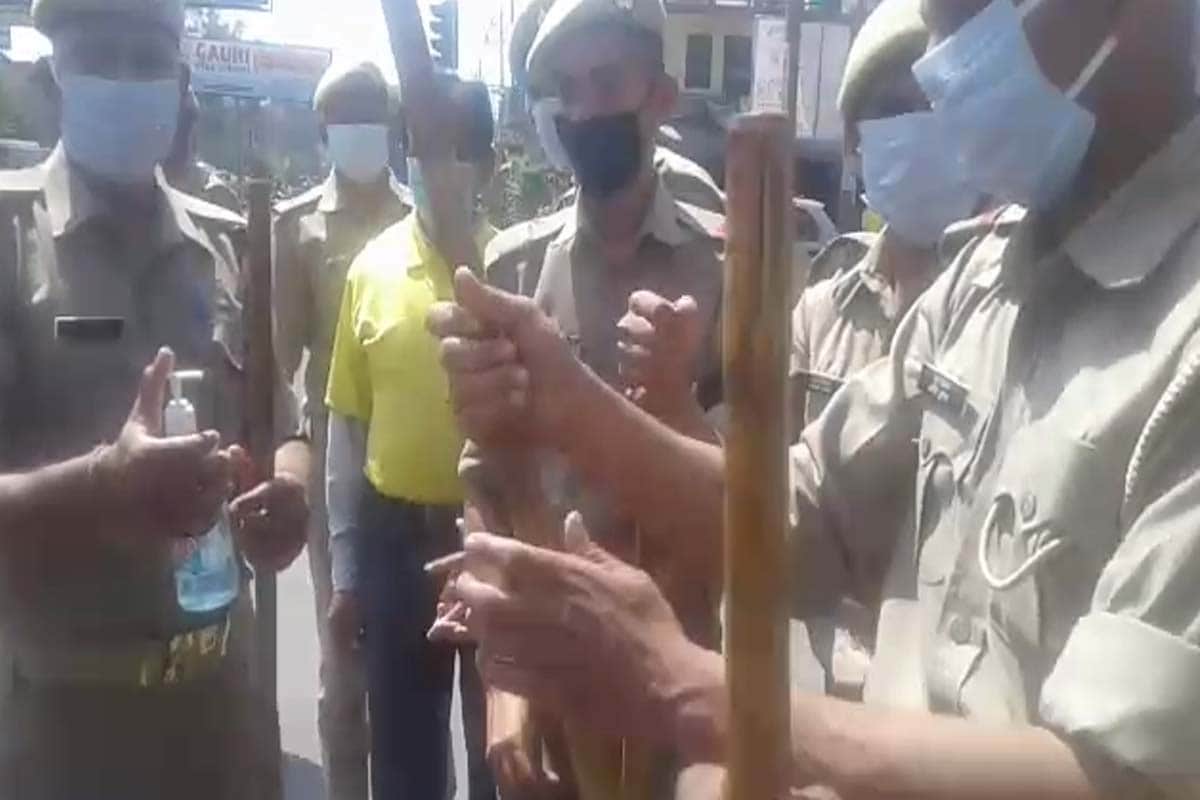 Coronavirus in india: Meerut police sanitizing their sticks for people of rules breaker of the lockdown