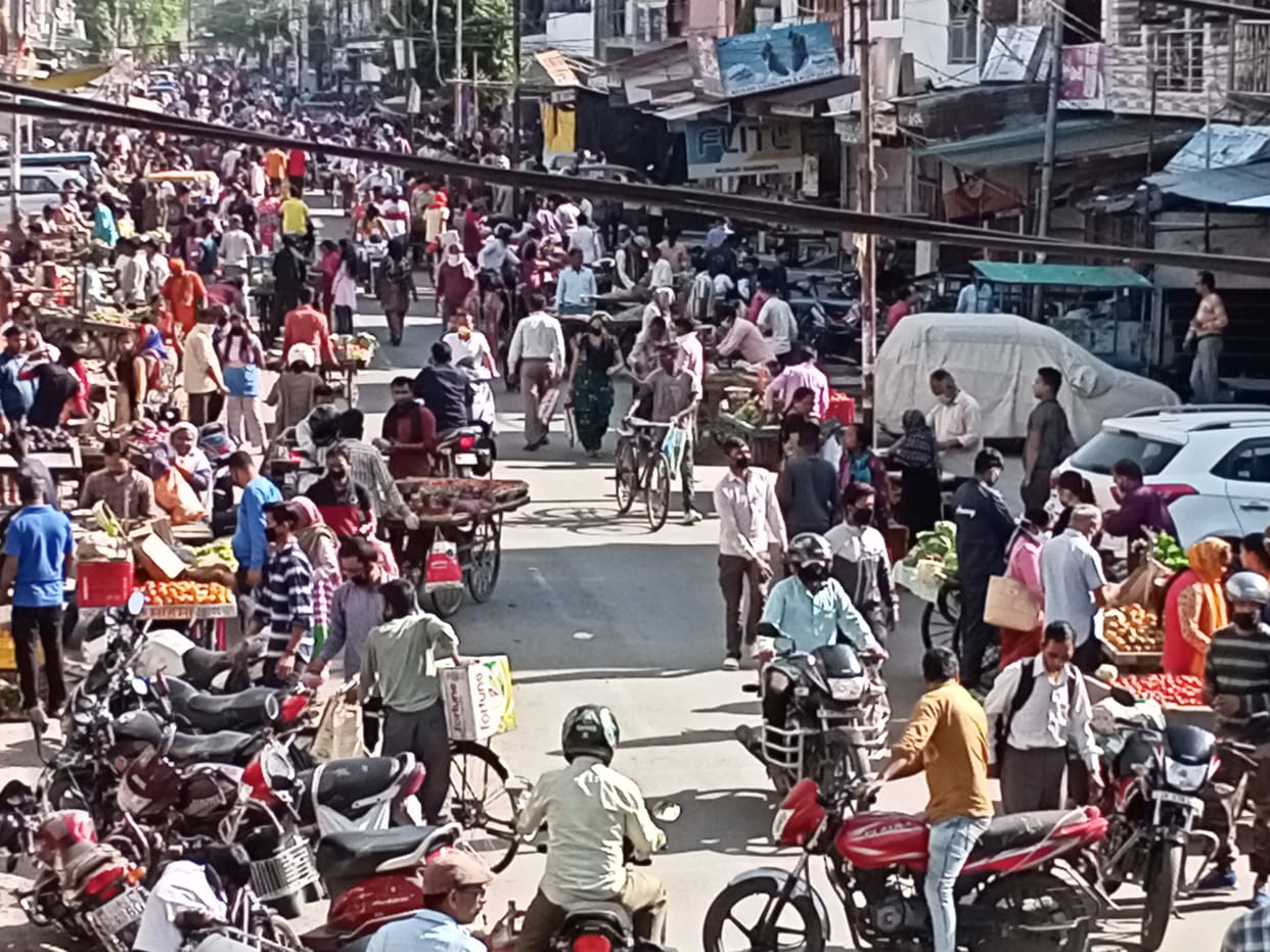 Social distance appeal ineffective due to uncontrolled crowd