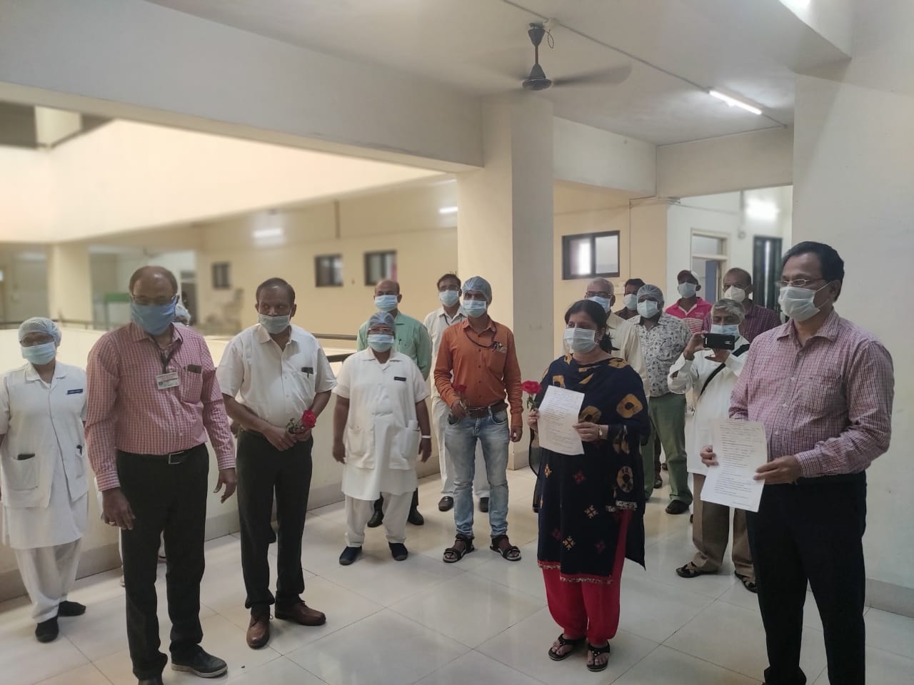 The first Corona free couple being discharged at the Naidu hospital in Pune