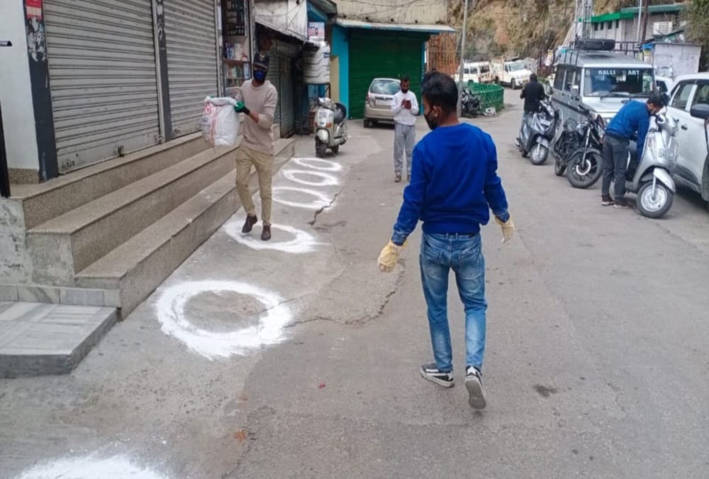 Coronavirus in Uttarakhand: Police Make circle in front of shops for Social Distance
