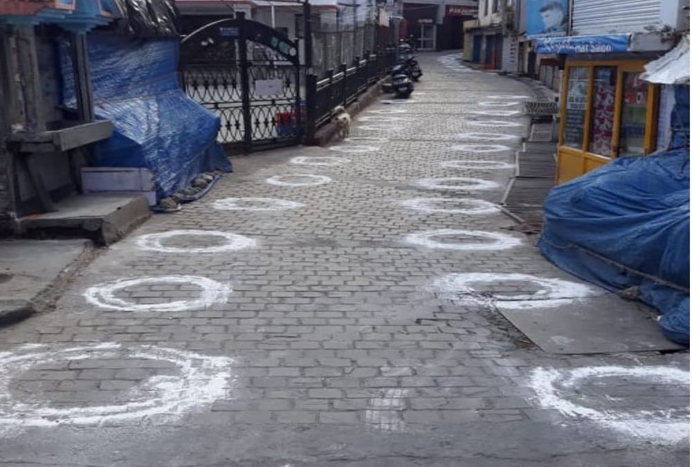 Coronavirus in Uttarakhand: Police Make circle in front of shops for Social Distance