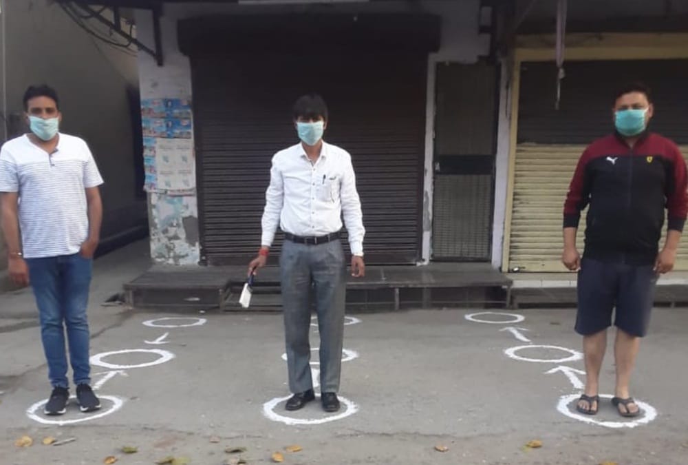 Coronavirus in Uttarakhand: Police Make circle in front of shops for Social Distance