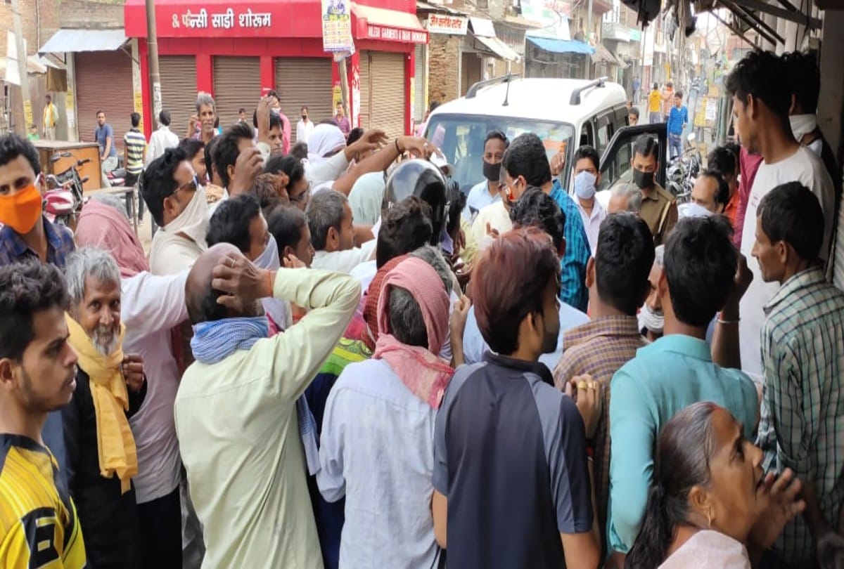BJP MP Chandrasen Jadon violation of lockdown during distributes masks in firozabad