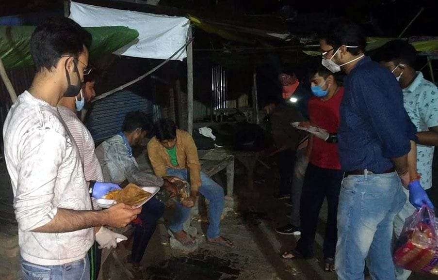 raahageeron kee seva mein jutee yuvaon kee teem, khilaaya bhojan