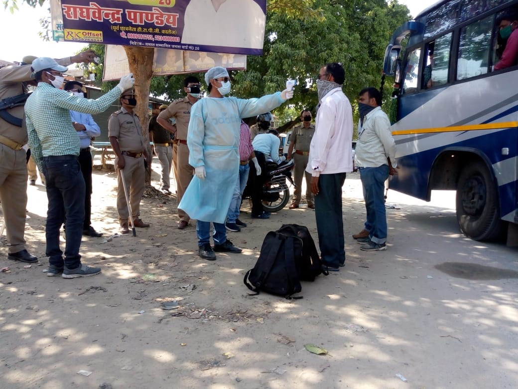 मुंबई में जांच करते डॉक्टर