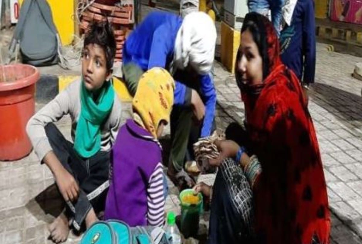 Lockdown News Update In Hindi: Police helping poor people in agra