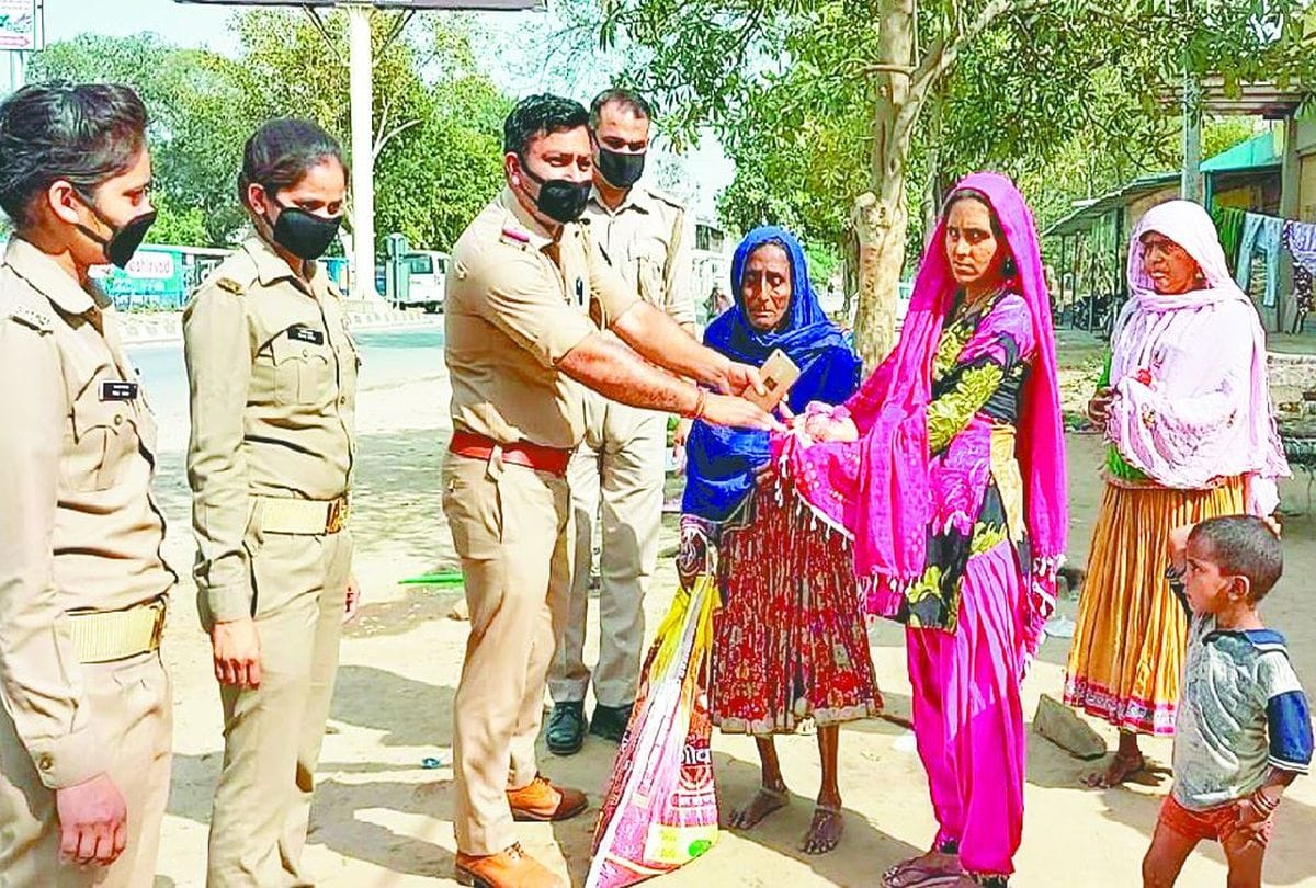 Lockdown News Update In Hindi: Police helping poor people in agra