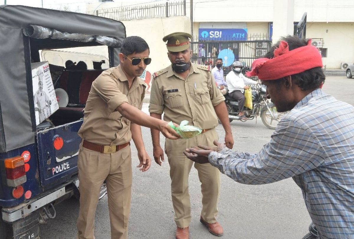 Food Distribute By Agra Police During Lockdown For Corona Virus