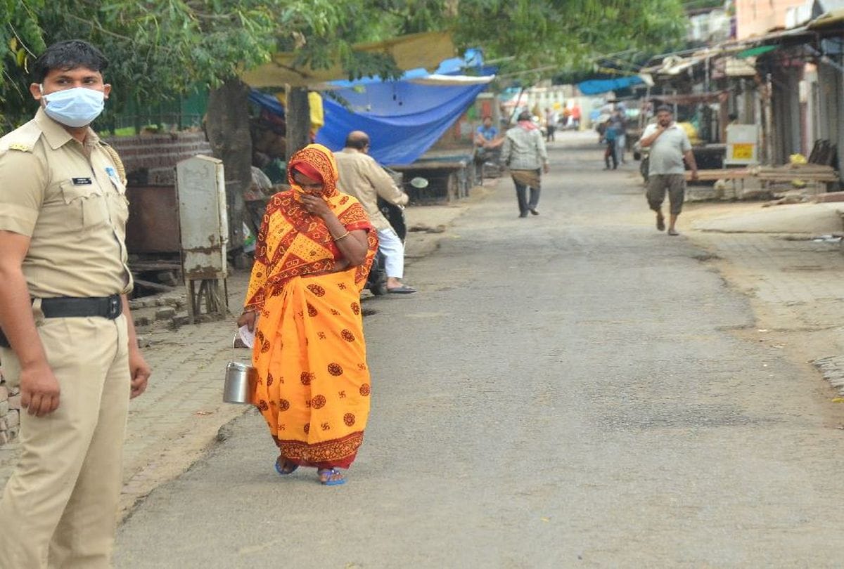 Food Distribute By Agra Police During Lockdown For Corona Virus