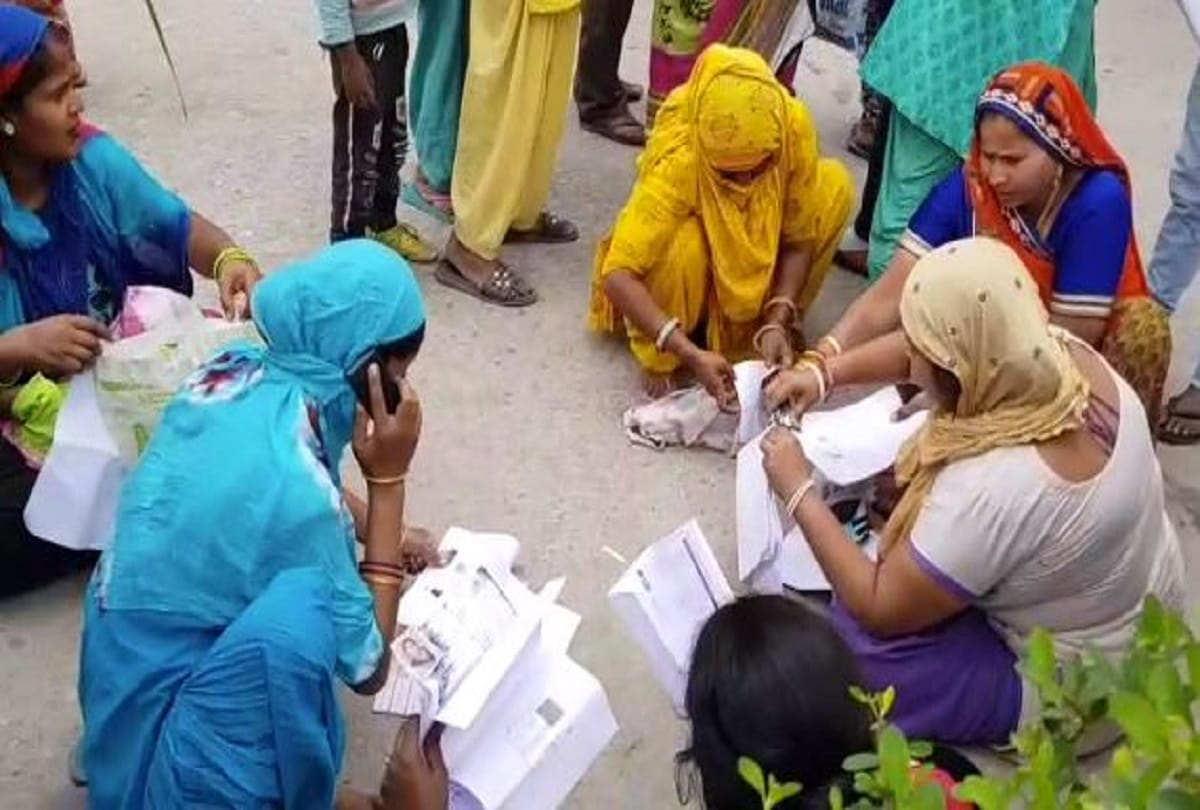 Aligarh (UP) Lockdown News in Hindi: Coronavirus people gathers at municipal corporation