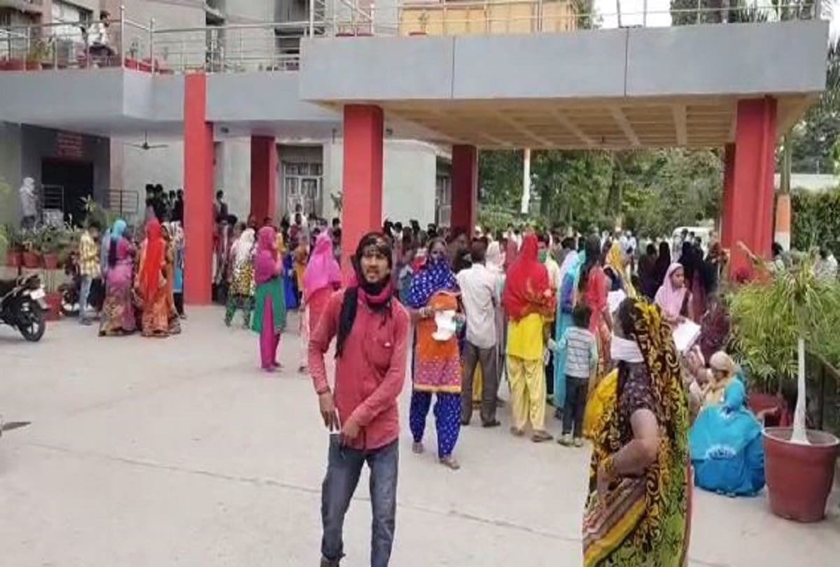 Aligarh (UP) Lockdown News in Hindi: Coronavirus people gathers at municipal corporation