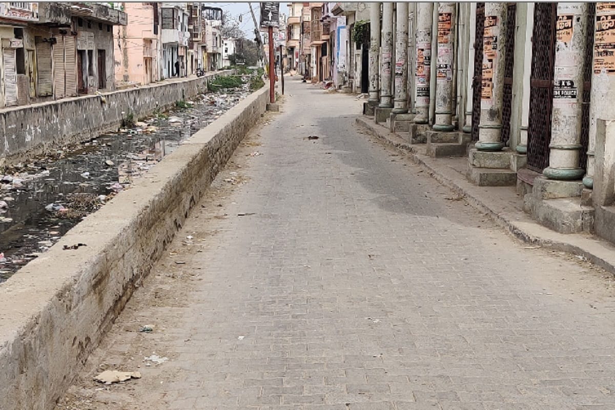 A positive case of corona has been found in a village in Baghpat district and there is panic among the villagers