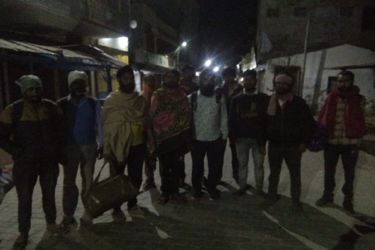 Corona, Many workers are stranded 520 km from their home in Bijnor district due lockdown