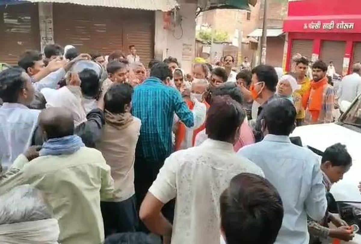 BJP MP Chandrasen Jadon violation of lockdown during distributes masks in firozabad