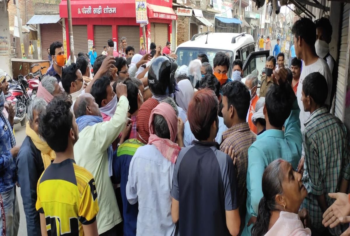 BJP MP Chandrasen Jadon violation of lockdown during distributes masks in firozabad