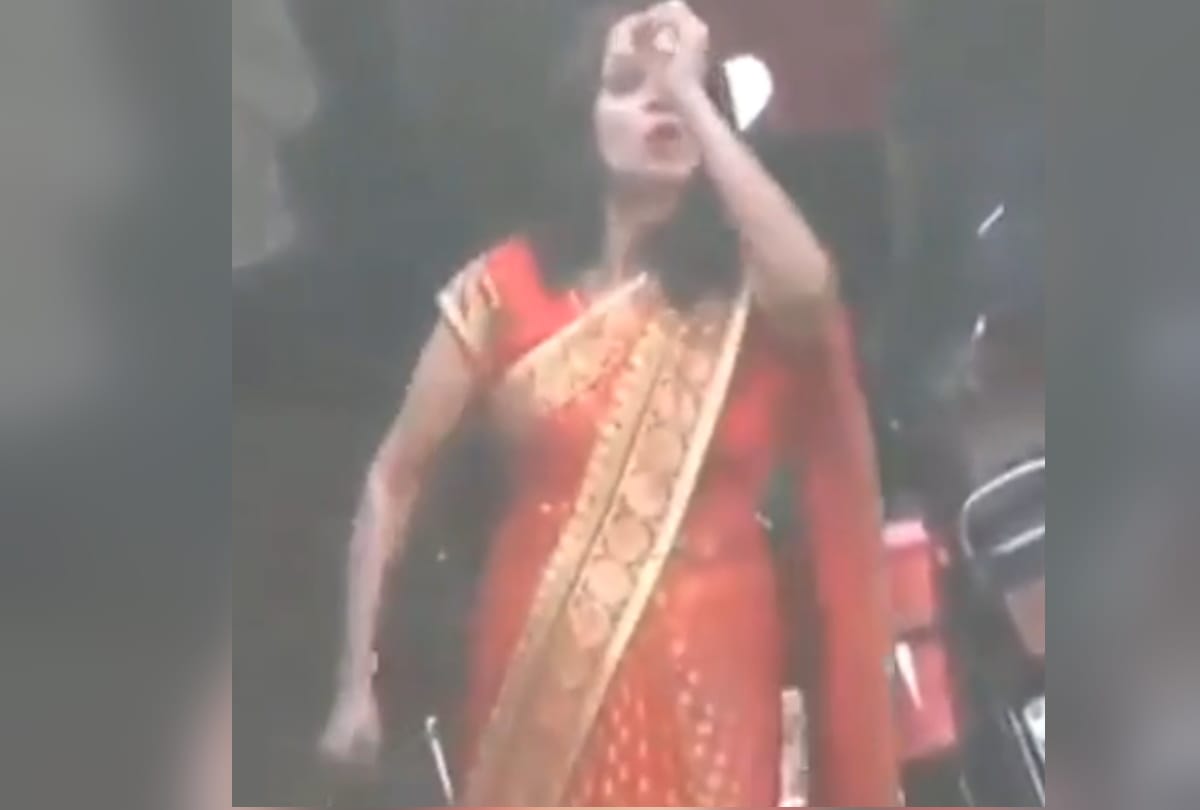 Woman attack on Police During Lockdown in Deoria
